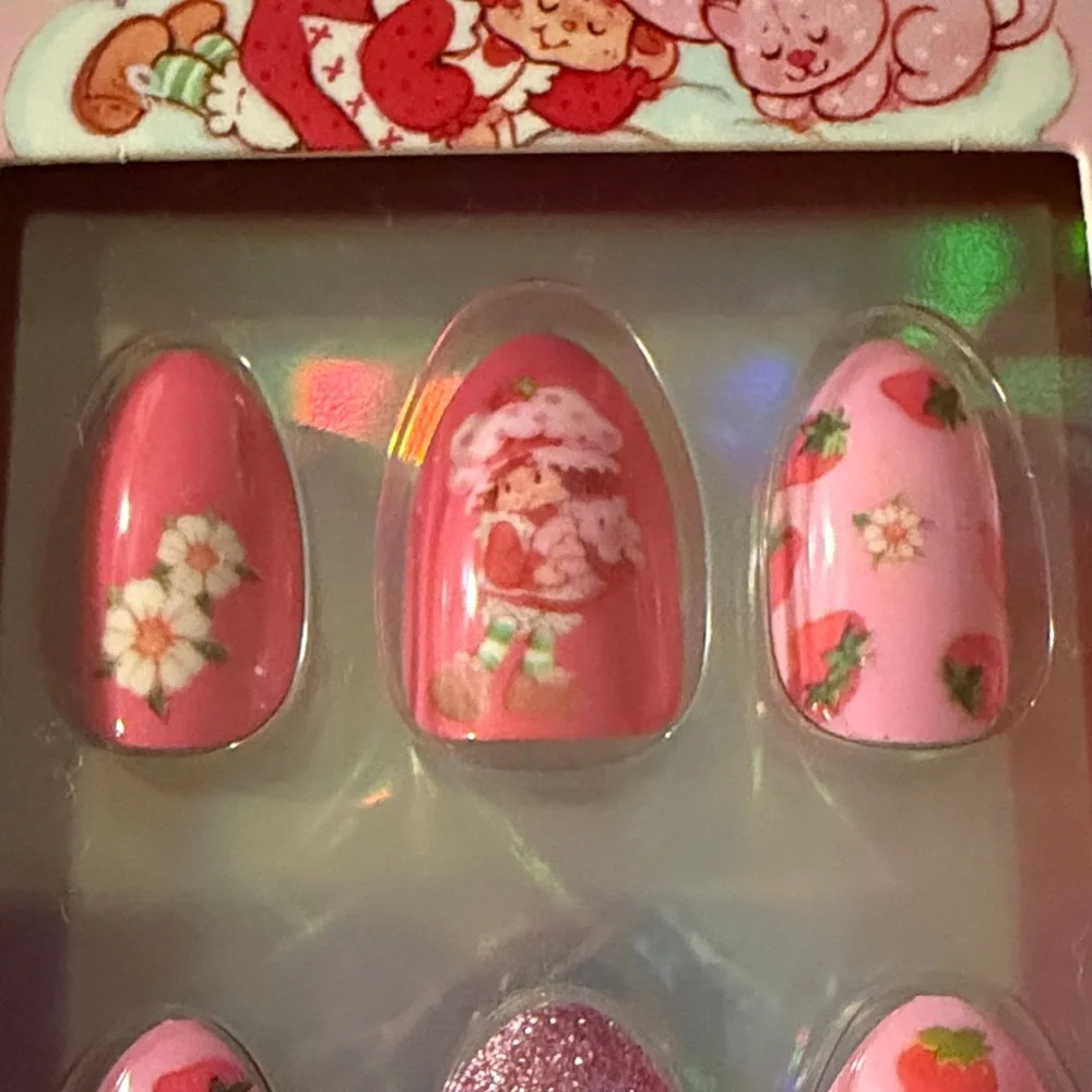 Strawberry shortcake Faux Nails - Picture 4 of 4